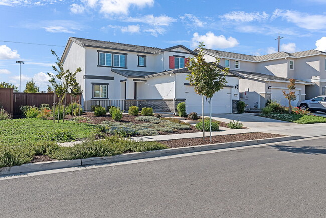 Building Photo - Modern Woodland Home with Solar and Privacy
