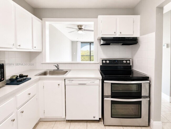 Building Photo - 9440 Fontainebleau Blvd