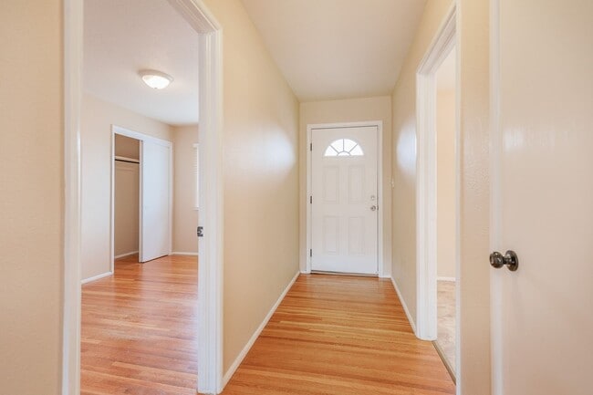 Foto del edificio - Bright & Inviting 3 Bed 1 Bath Home - Featuring Large Backyard!