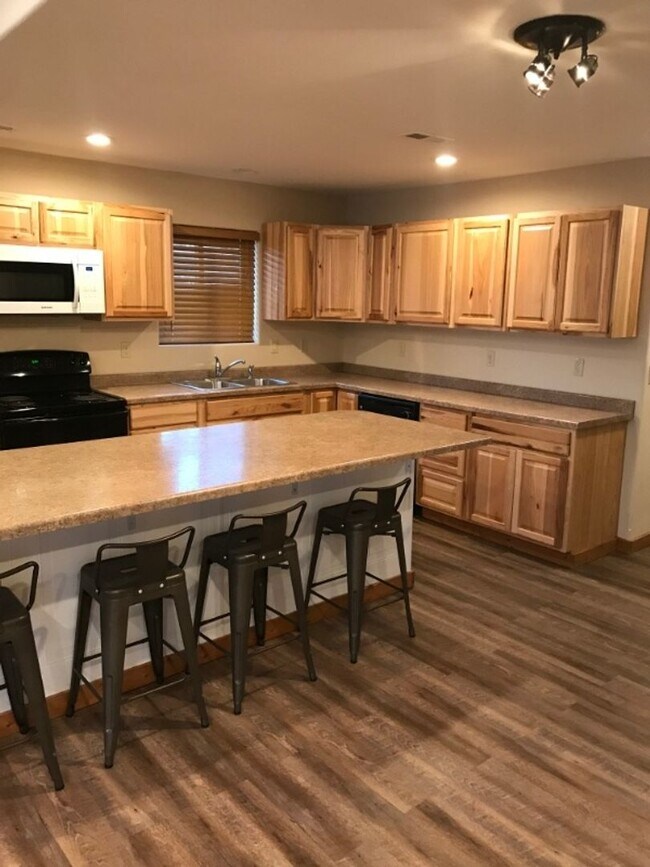 Building Photo - West Iron Street Apartment