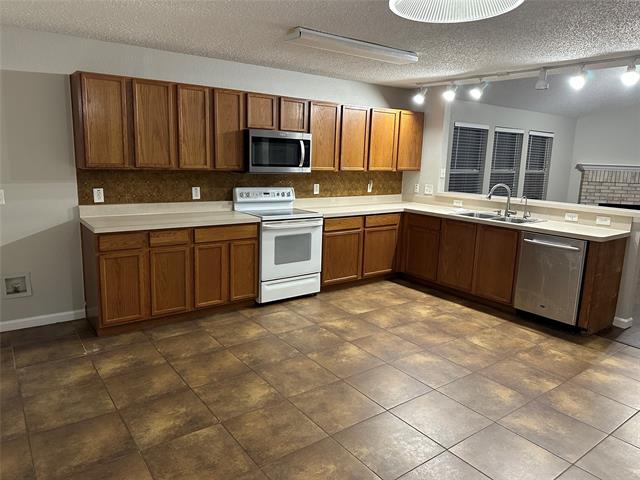 Foto del edificio - 9328 Goldenview Dr