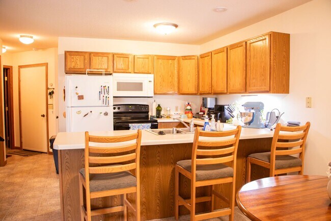 Foto del edificio - Very Well Maintained Apartment - One Floor...