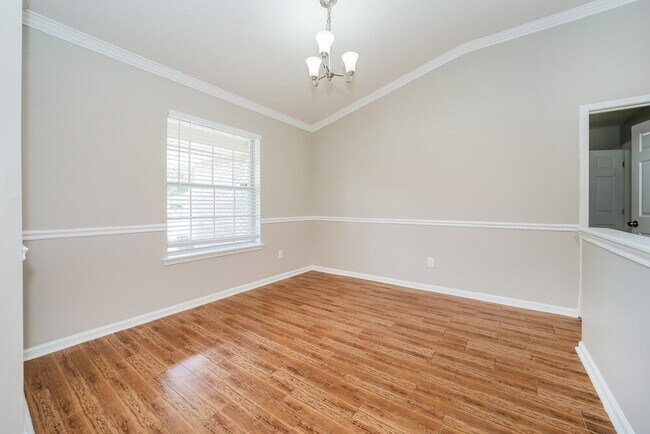 Building Photo - 2452 Royal Pointe Dr