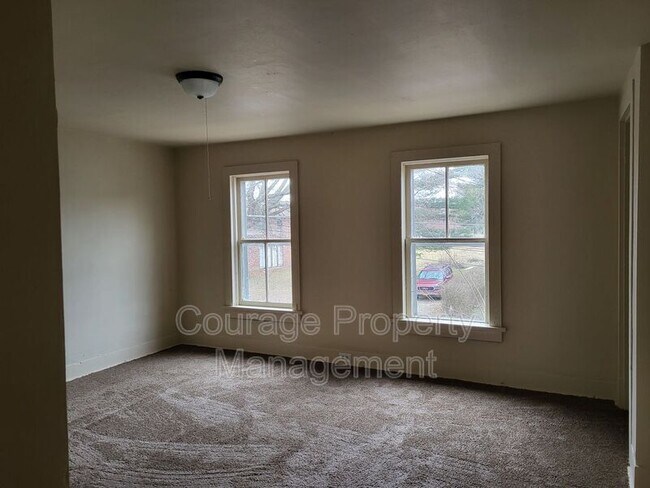 Building Photo - 556 E Third