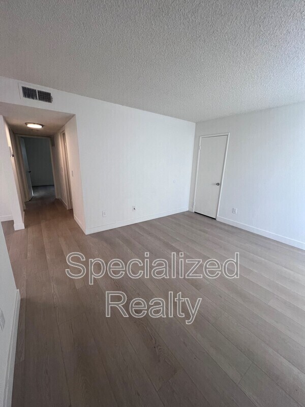 Building Photo - 1233 Stanley Ave