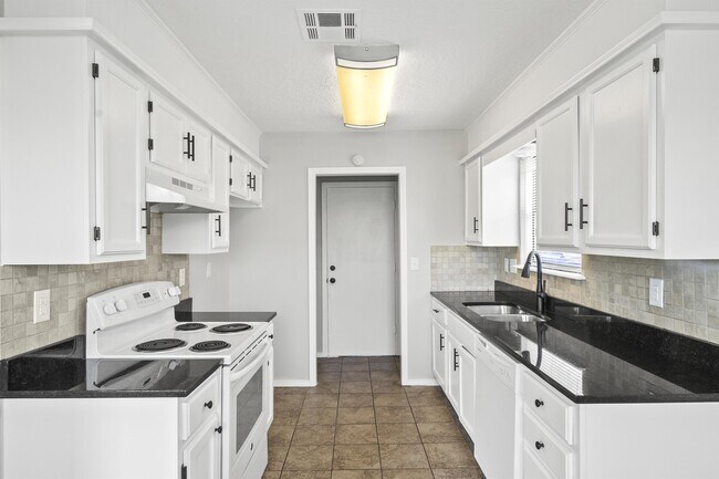 Building Photo - 1135 N Hickory Dr