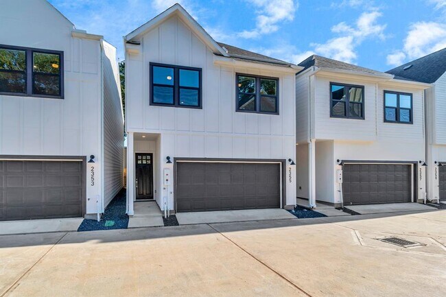 Building Photo - 2333 Hoskins Dr