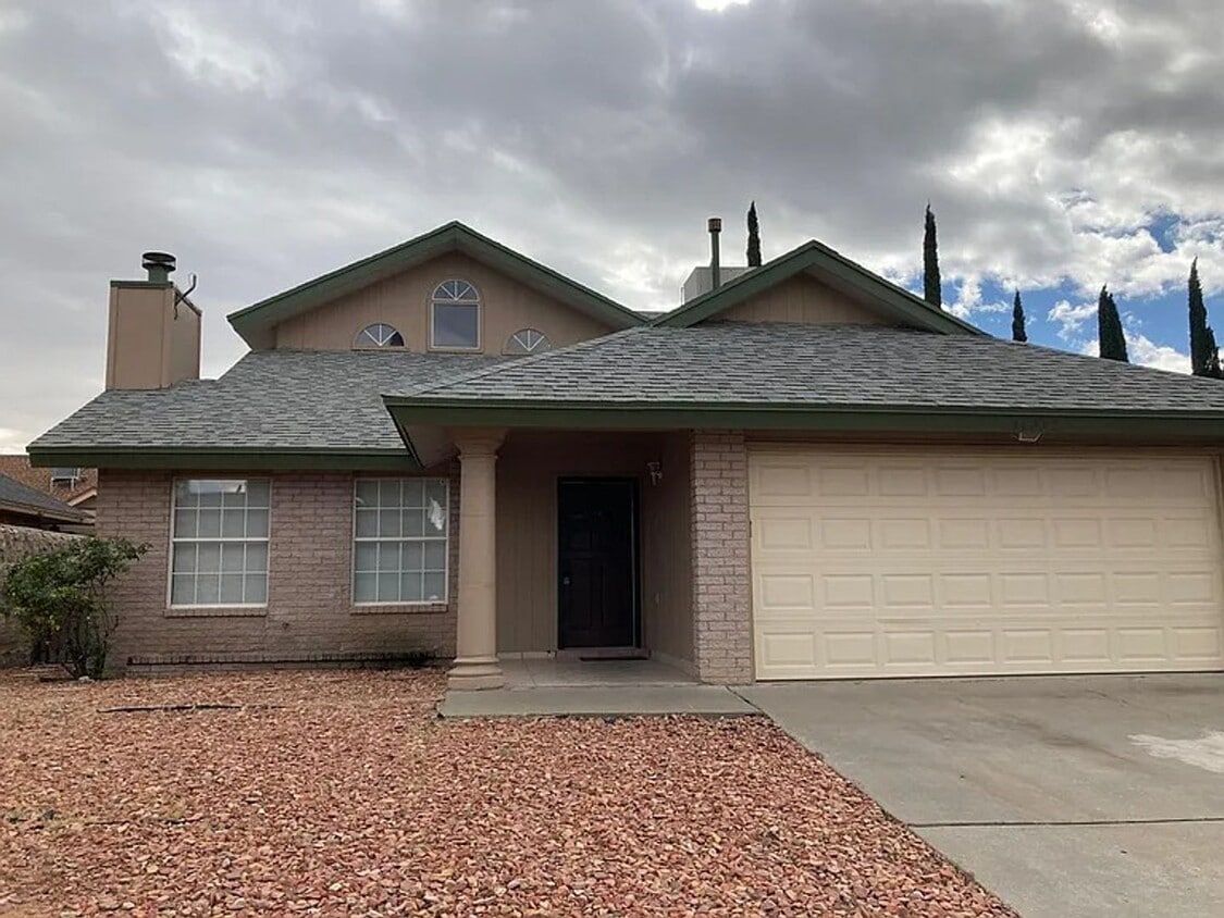 Primary Photo - Beautifully furnished home at walking dist...
