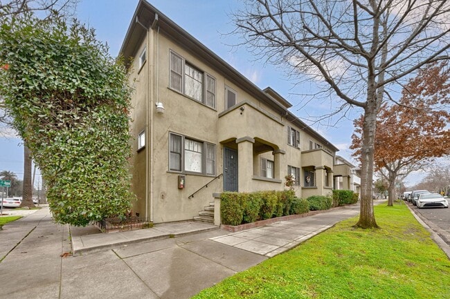 Building Photo - Charming Midtown 1-Bedroom Apartment with Private Balcony and Hardwood Floors!