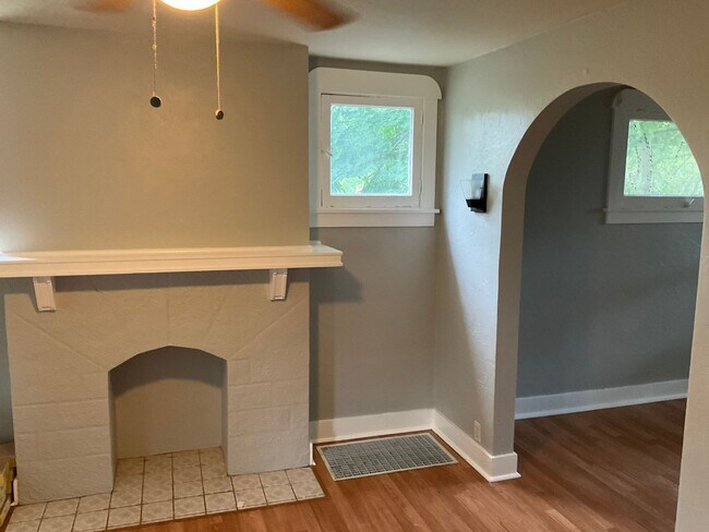Foto del edificio - Charming, Character-Filled 2 Bedroom in Brentwood – Freshly Updated & Move-In Ready