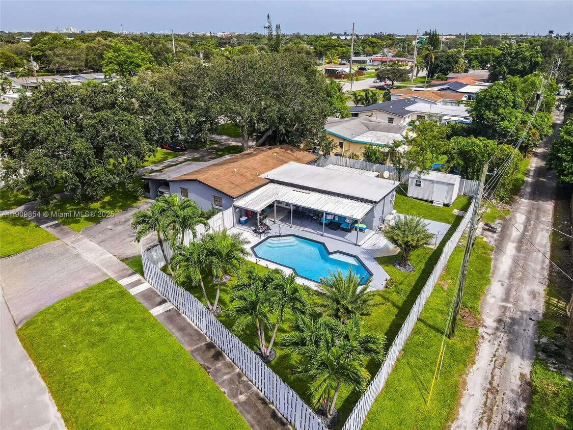 Foto principal - 3338 Taft St