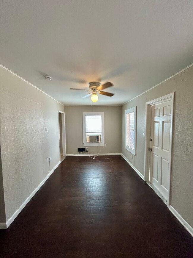 Building Photo - Two bedroom 1 bath home - 12th month free