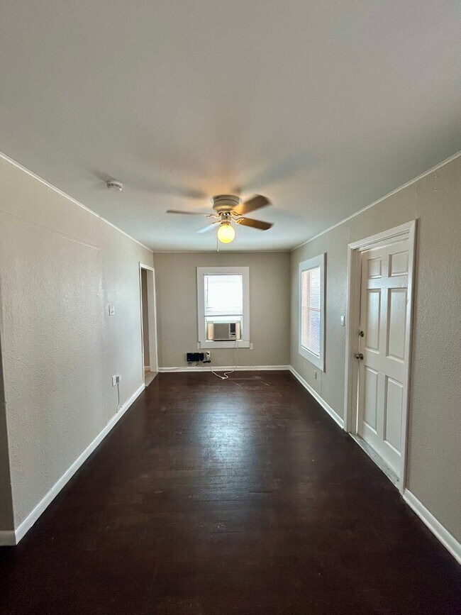 Building Photo - Two bedroom 1 bath home