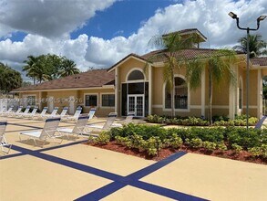 Building Photo - 450 Palm Cir W