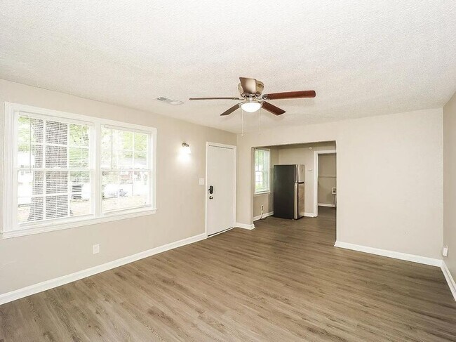 Foto del edificio - 2437 Pye Ave