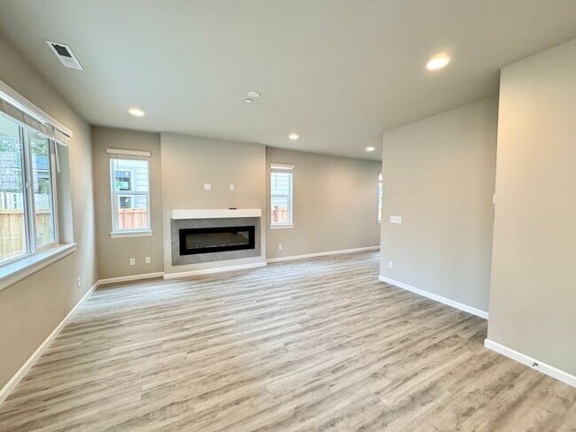 Building Photo - 7491 87th Dr NE