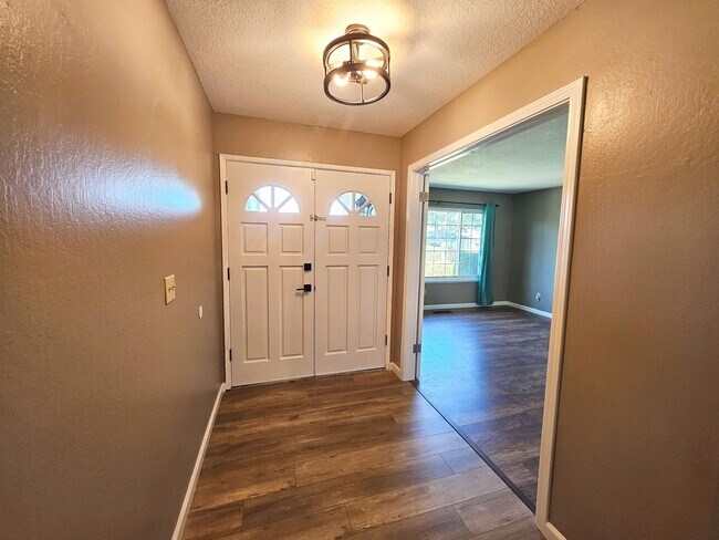 Foto del edificio - Beatifully updated 3 bedroom, 2 bath home ...