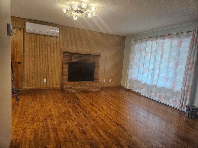 Foto del edificio - Spacious 3 Bdrm/2 Bath house  w/ garage