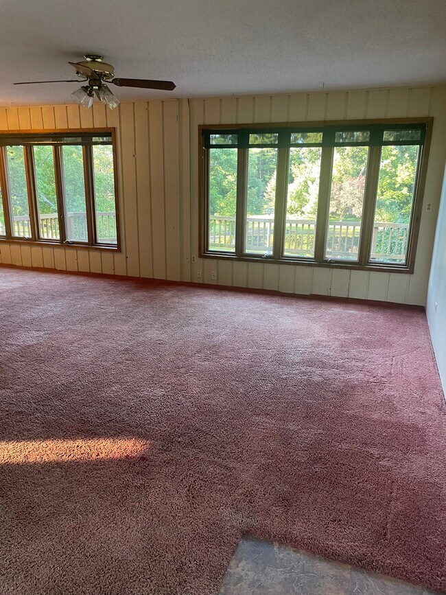 Sala de estar con ventanas con vista a la propiedad y al estanque. - 26332 N Il Route 59