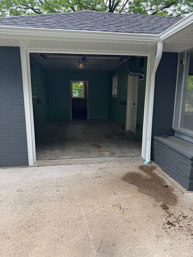 Building Photo - 2613 Southridge Dr