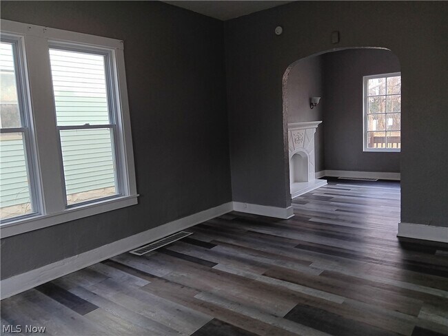 Building Photo - 1124 E 114th St