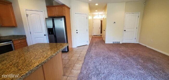Building Photo - 4 br, 4 bath Townhome - 251 E Ailee Ln.