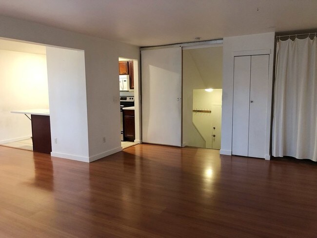 Building Photo - $200 OFF Move In! Cute Condo In Hillsdale!