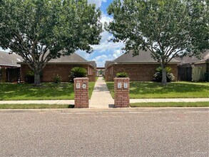 Building Photo - 11 Erica