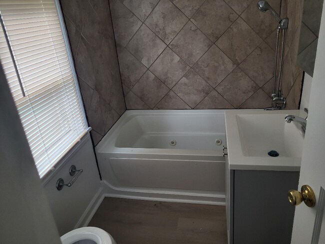 Foto del edificio - 807 Meadow Dr