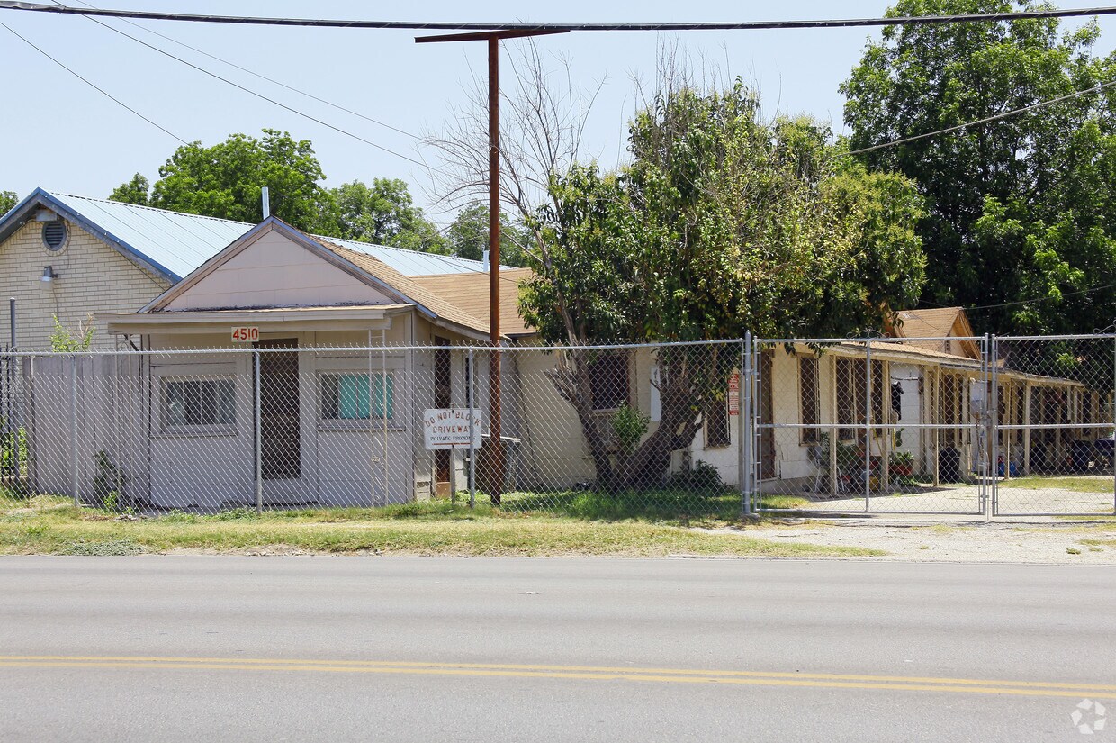 Primary Photo - 4510 S Presa St
