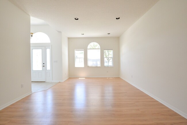 Foto del edificio - AMAZING 4 Bed 2 Bath Home For Rent in Sanf...