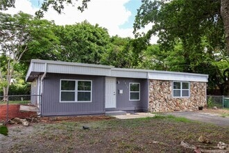 Building Photo - 7915 NW 73rd Ave