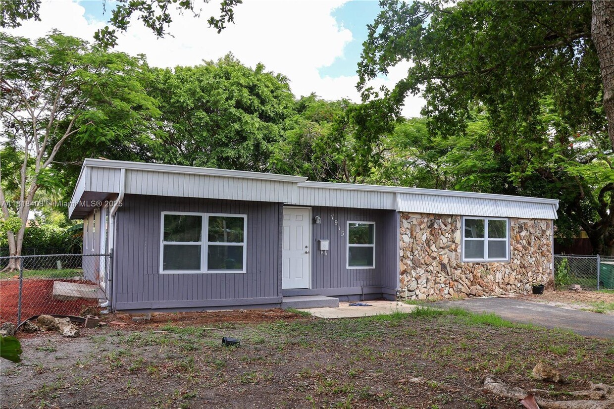 Foto principal - 7915 NW 73rd Ave