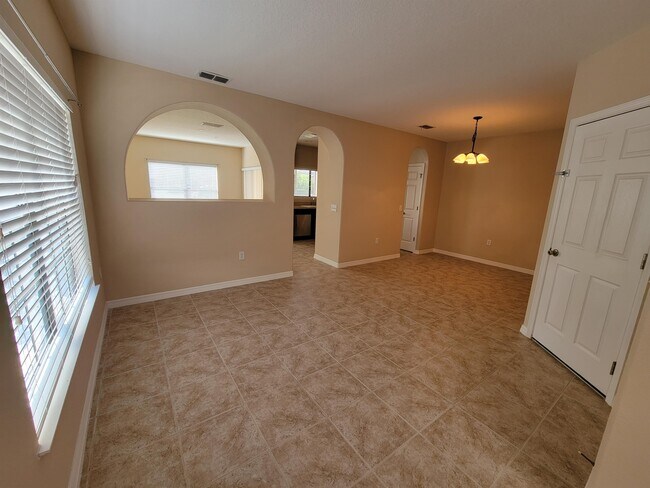 Building Photo - 2223 Seven Oaks Dr