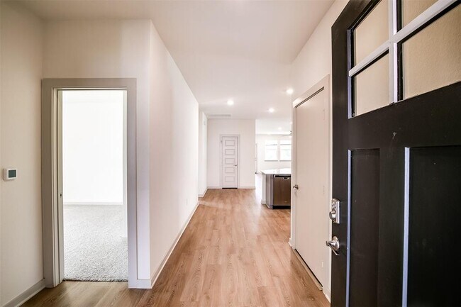 Building Photo - 400 Florenz Ln