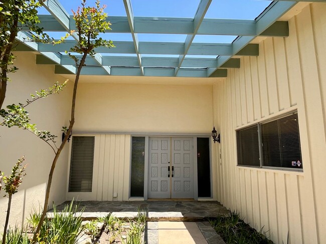 Building Photo - 16641 Park Ln Cir