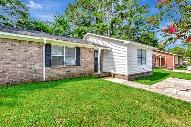 Building Photo - Now Available! Pet-Friendly 2BR Duplex in ...