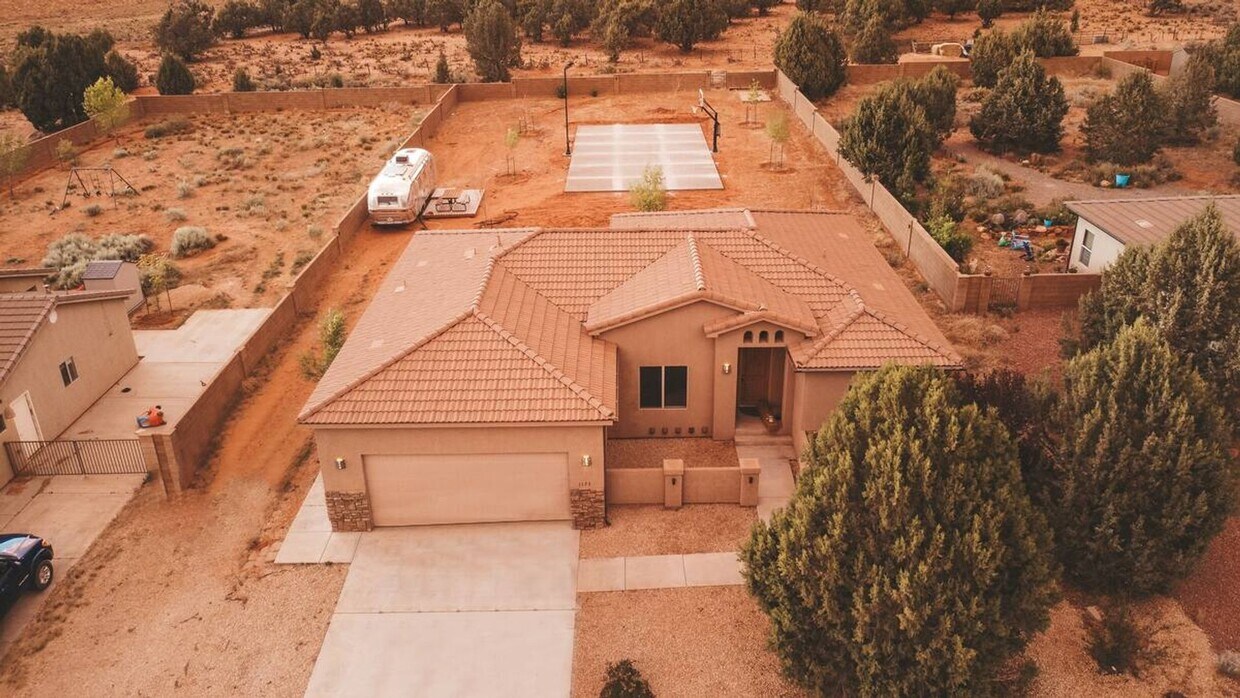 Foto principal - 6 Bedroom Home In Apple Valley!