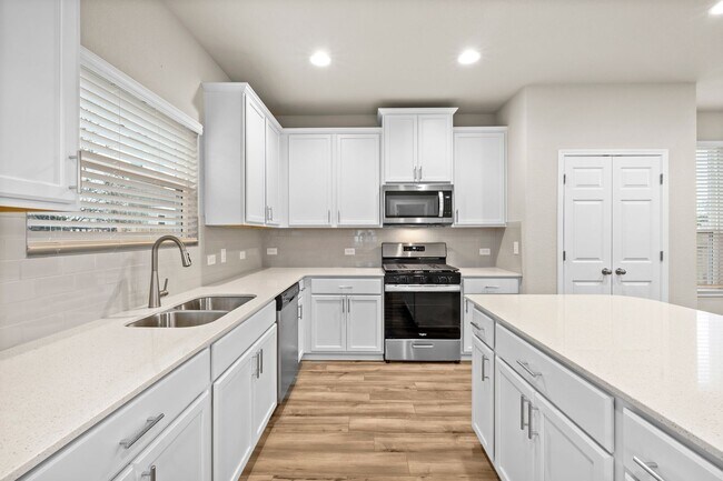 Building Photo - Beautiful 4bd/3.5ba Home! Upstairs Bonus Room & Faces Greenbelt in South Austin!