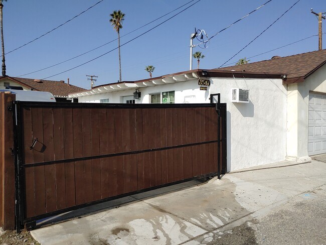 Entrada privada y estacionamiento - 8541 Rosena Ave