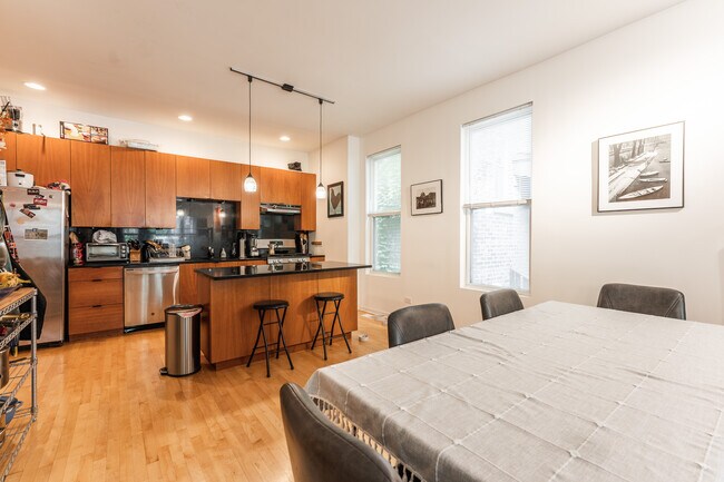 Foto del edificio - 1409 N Wicker Park Ave