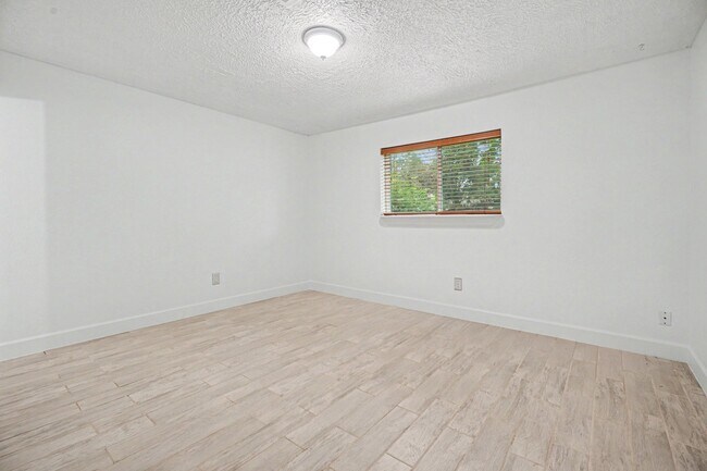 Building Photo - 1105 E Brown Ln
