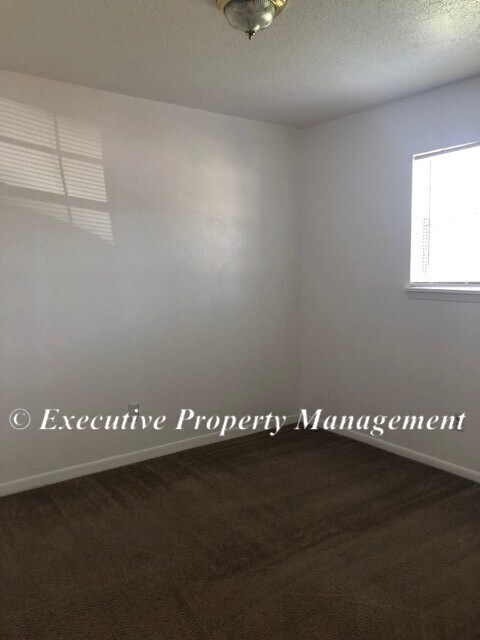 Building Photo - 410 Sunset Ln