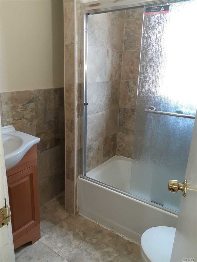 Foto del edificio - 89-87 212th Pl