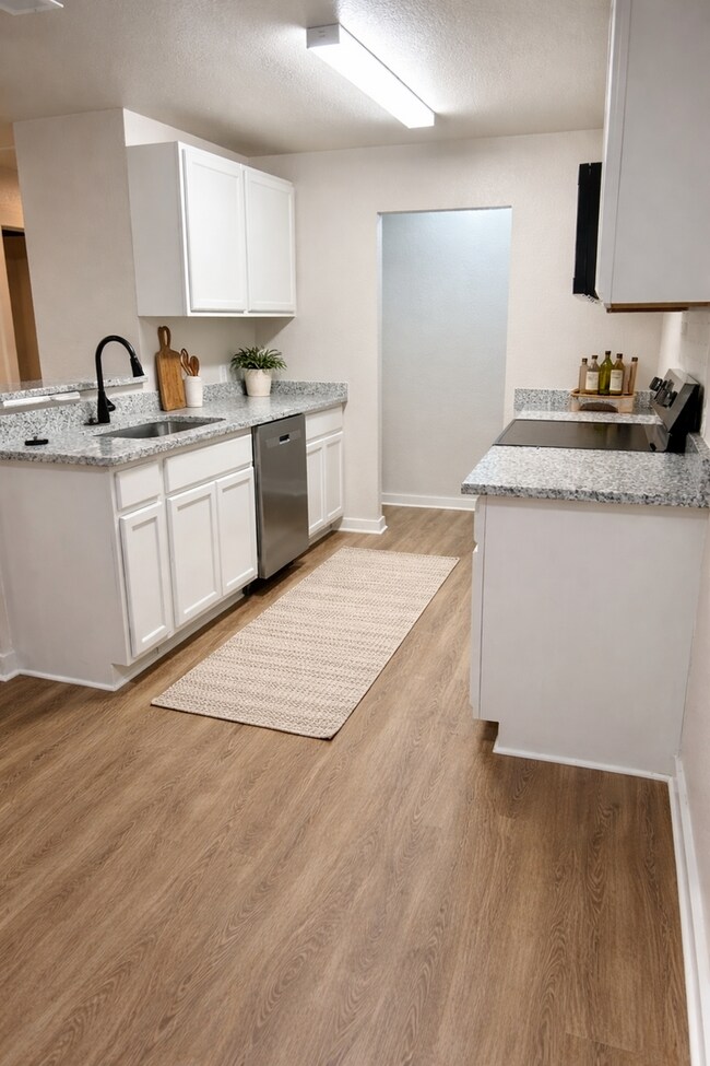 Foto del edificio - Charming Remodeled Duplex - Move- in READY!