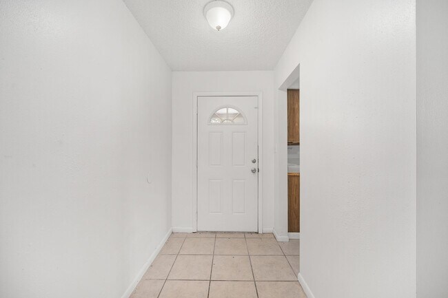 Building Photo - Spacious 3-Bedroom Home with Fireplace, Split Floor Plan & Screened Lanai in Southeast Ocala!