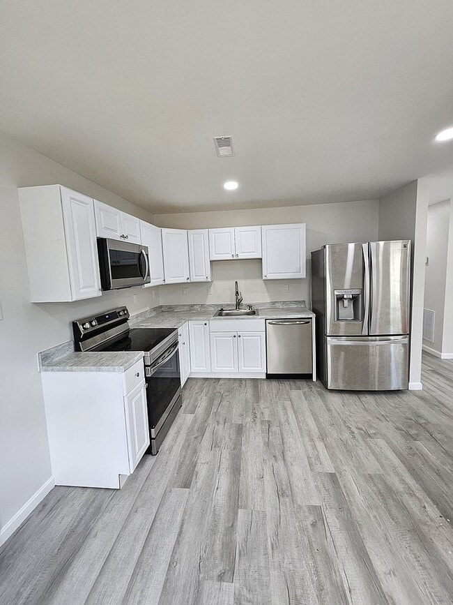 Building Photo - 817 Elfin Ave