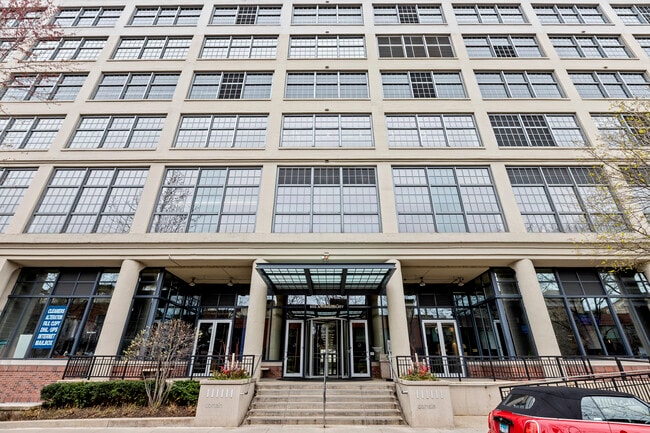 Building Photo - 900 N Kingsbury St