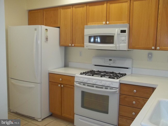 Building Photo - 208 Strawberry Ct
