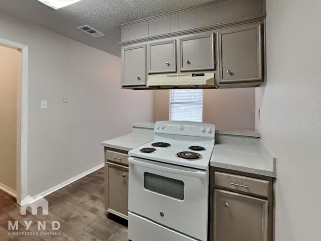 Building Photo - 1303 1/2 Berry Dr Apt B